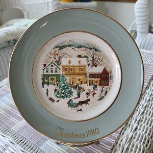 Vintage Avon Wedgwood 1980 Christmas Collectible Plate "Country Christmas" Xmas
